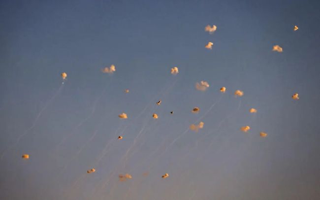以色列突遭约35枚火箭弹袭击 以军指挥官身亡，地区紧张局势升级