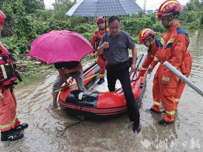 暴雨致5人被困 消防员横渡救援