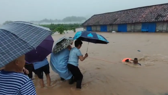 男子被困养猪场辅警跳入洪水营救