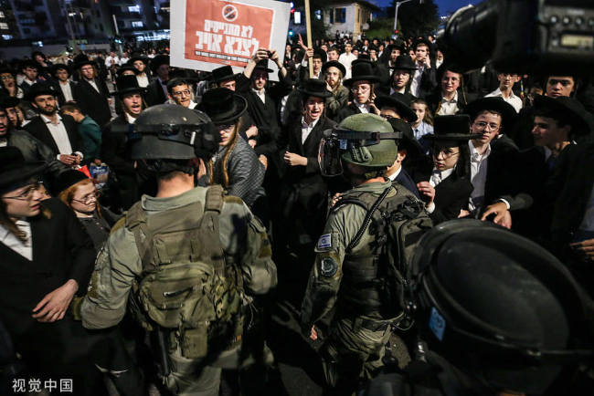 以色列爆发激烈冲突抗议征召入伍 数千极端正统派示威