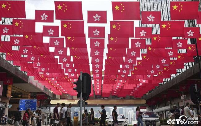 香港慶祝回歸祖國27周年 街頭節日氛圍濃