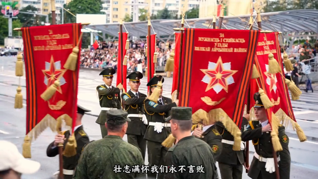 白俄独立日将近 女兵冒雨排练 共庆阅兵盛况