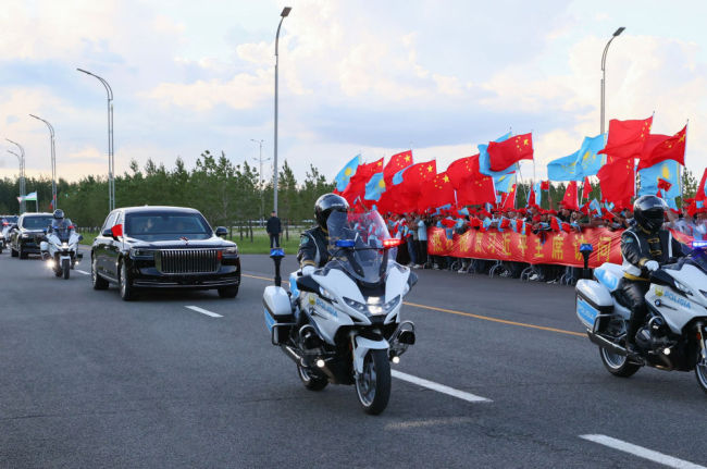 高清大图丨习近平抵达杜尚别 受到热烈欢迎