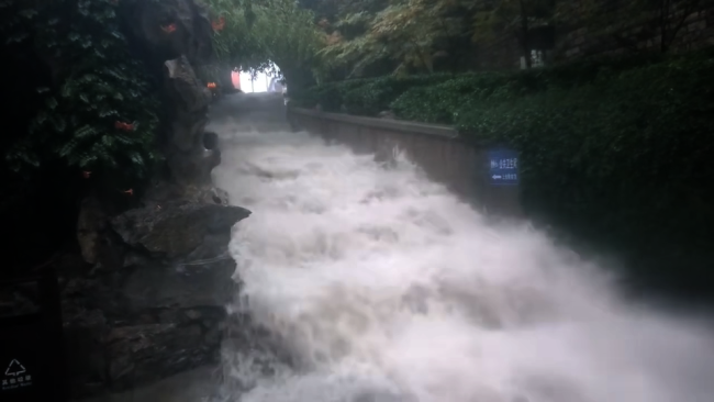 济南黑虎泉附近台阶形成短时瀑布 雨夜现壮观景象