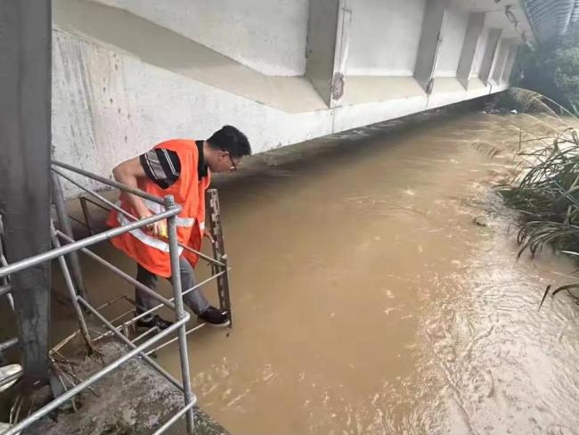 水位逼近警戒线，“重车压梁”来了！