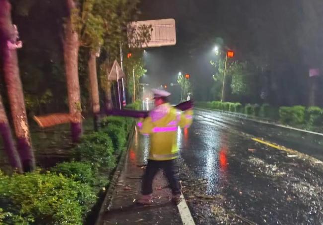 直击河南暴雨 警民同心筑"藏蓝堤坝