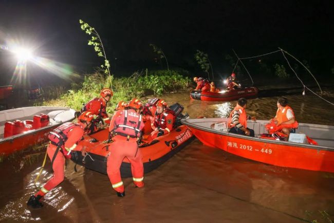 直击洞庭湖决堤抢险现场 千人奋战封堵决口