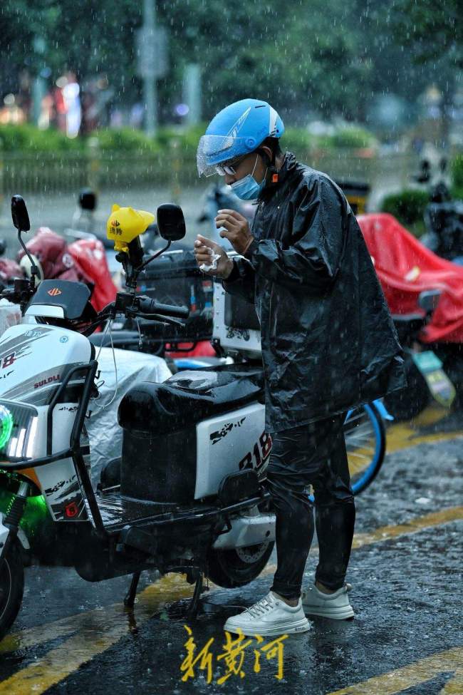 济南：大雨来袭，外卖小哥街头奔跑送餐