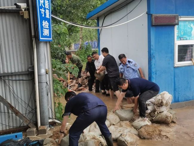 直击河南暴雨 警民同心筑"藏蓝堤坝