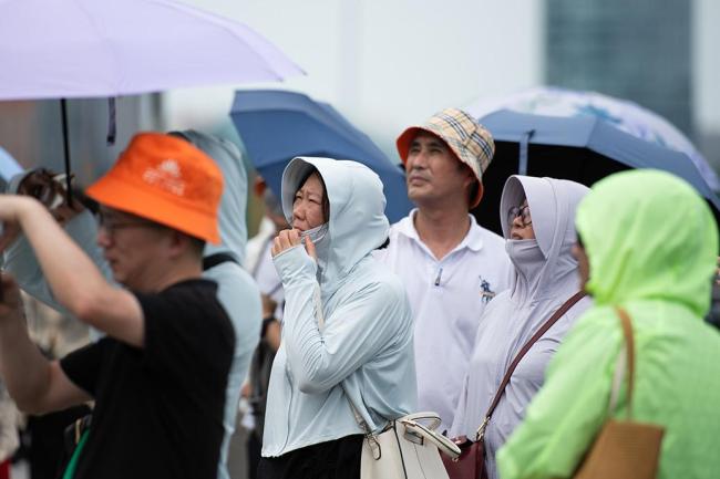 上海高温外滩游客仍人山人海 全副武装战酷暑