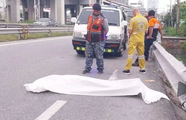 中国游客在泰国公路死亡 目击者发声 死者曾现身商店显病态