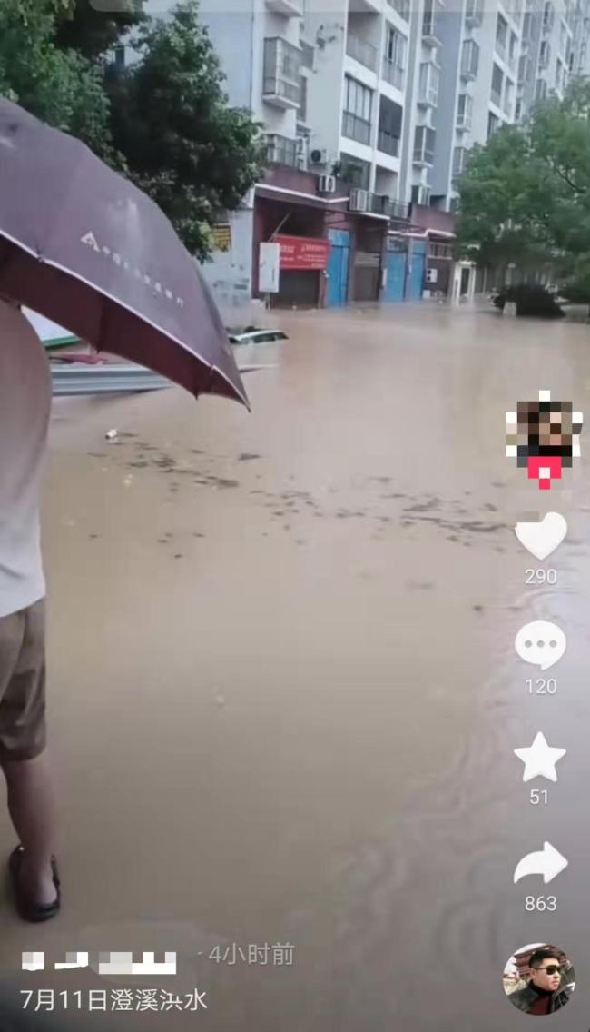 重庆暴雨澄溪镇街道积水成河 居民自发互助救援
