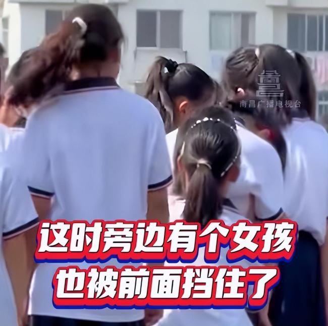 毕业典礼男孩看不到女同学一把抱起 勇敢爱的最美姿态