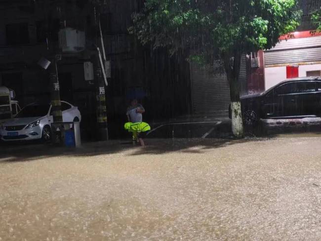 暴雨来袭他们全力以赴保群众安全 多地民警闻“汛”而动