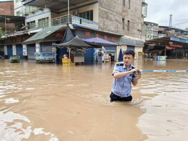 暴雨来袭他们全力以赴保群众安全