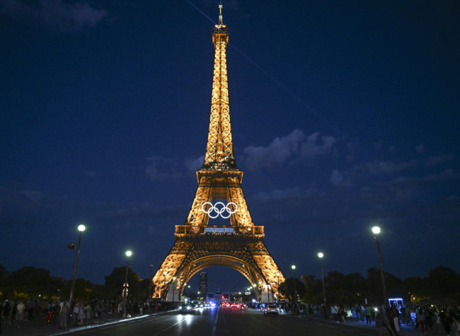 奥运五环与埃菲尔铁塔同框 巴黎奥运新地标闪耀