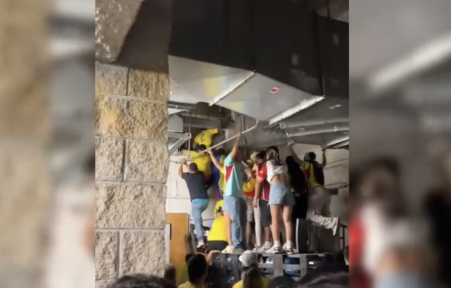 离谱！有球迷试图爬通风管道入场，阿根廷球员家属被哥伦比亚球迷包围