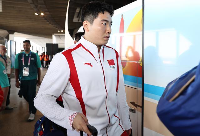 中国乒乓球队抵达巴黎 奥运征程启幕