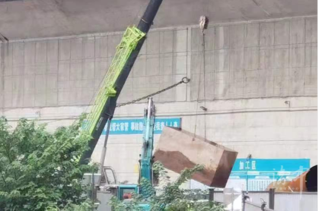 大型钢方筒随洪水漂向重庆港码头 多部门紧急处置