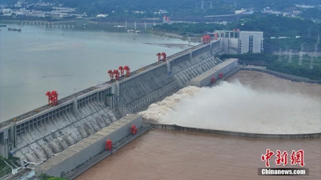 三峡大坝九孔泄洪腾库 蔚为壮观 备战七下八上防汛关键期