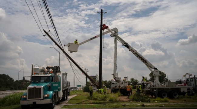 受飓风“贝丽尔”影响 美国得州仍有近30万户断电