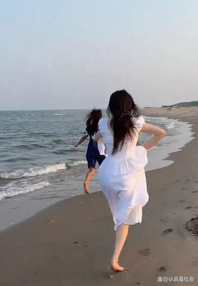 李小璐海边奔跑给甜馨录视频 母爱满满定格美好瞬间