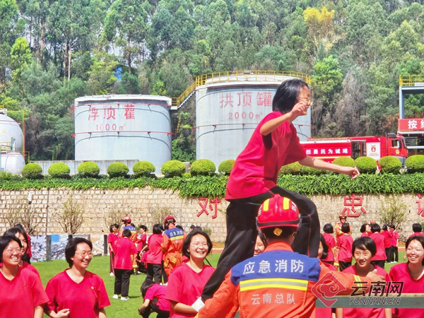 张桂梅带女高师生体验消防训练 红梅品格炼就“消防员”梦想
