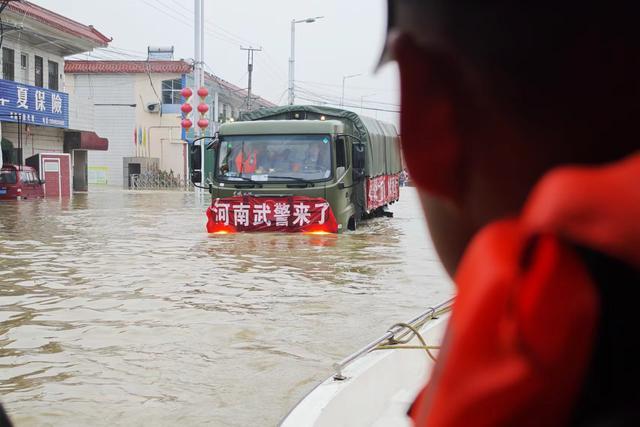 武警在河南南阳转移村民500多人 洪水无情人间有爱