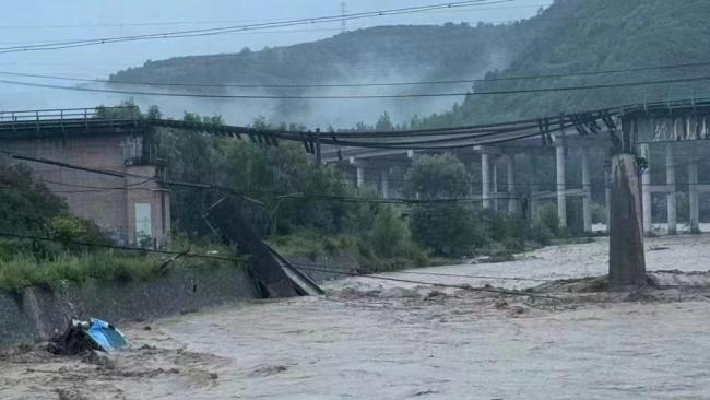 宝成线一铁路老桥遭洪水冲击受损，机车巡查时坠落致2人受伤