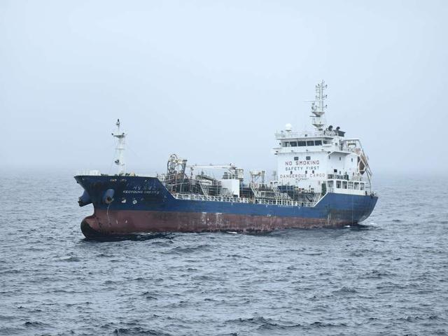 韩国籍油船爆炸 中国船长救下14人 英勇救援赢得赞誉