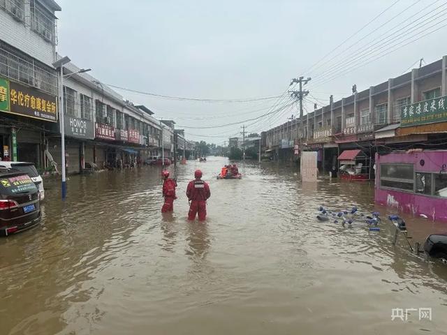 航拍河南社旗县强降雨：农田被淹，紧急转移万人