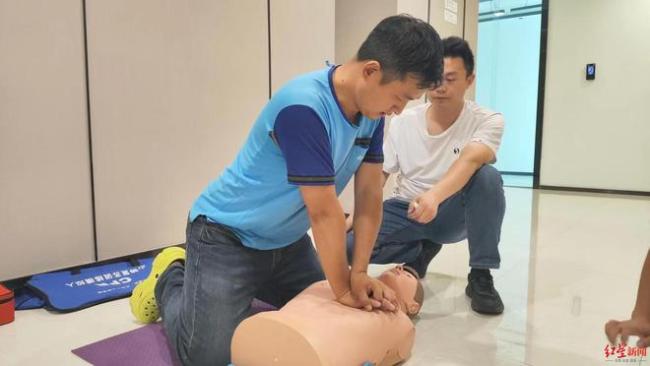 武汉一外卖小哥背着AED送外卖 急救新举措，为生命护航