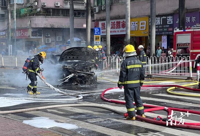 汽车失控冲向人行道撞停后自燃 广州街头惊魂一幕