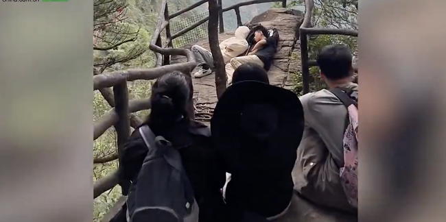 俩男生景区山岩上睡觉被游客围观 这松弛感绝了