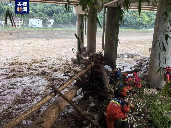应急管理部调度指导陕西商洛公路桥垮塌救援处置