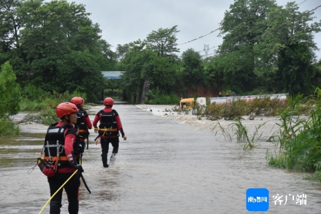 河水漫过路面 3人困车顶被消防救下 台风“派比安”致险情