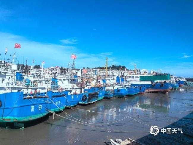 应对强台风“格美” 福建平海码头渔船回港避风