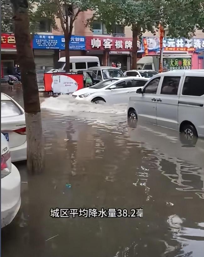 实拍沈阳暴雨：城区内涝开车如行船，微信记录惊心瞬间