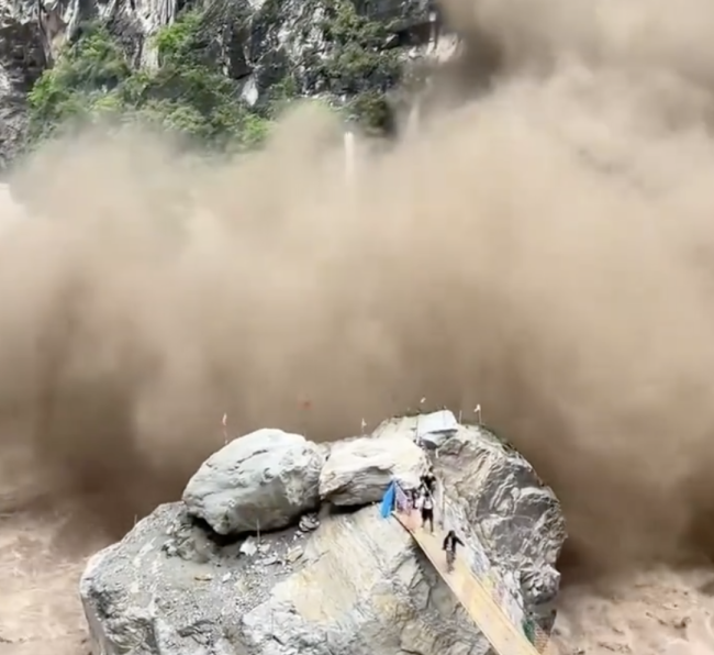 虎跳峡山体滑坡 事发时有游客在拍照 碎石突降，游客惊魂