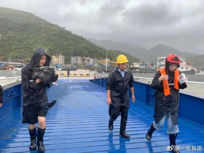 台风天货车高速侧翻 宁波高铁“陆地航母”边惊魂瞬间