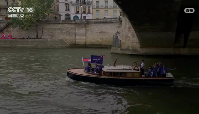 巴黎奥运会开幕式钢琴家雨中弹奏 浪漫与挑战并存