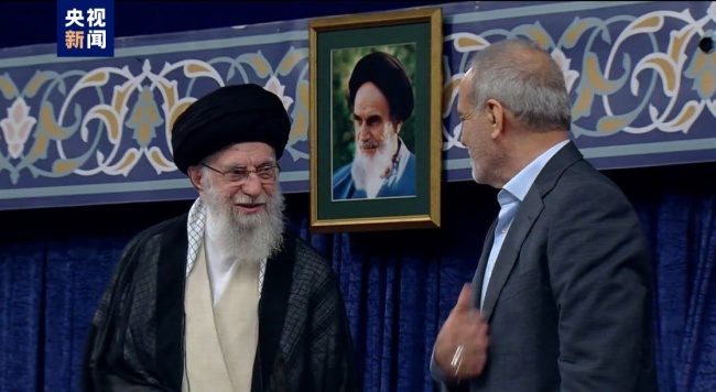 伊朗最高领袖向佩泽希齐扬颁发总统任命函