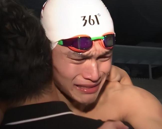 孙杨回应奥运纪录仍未被打破 英雄泪洒直播间，无缘巴黎奥运梦碎
