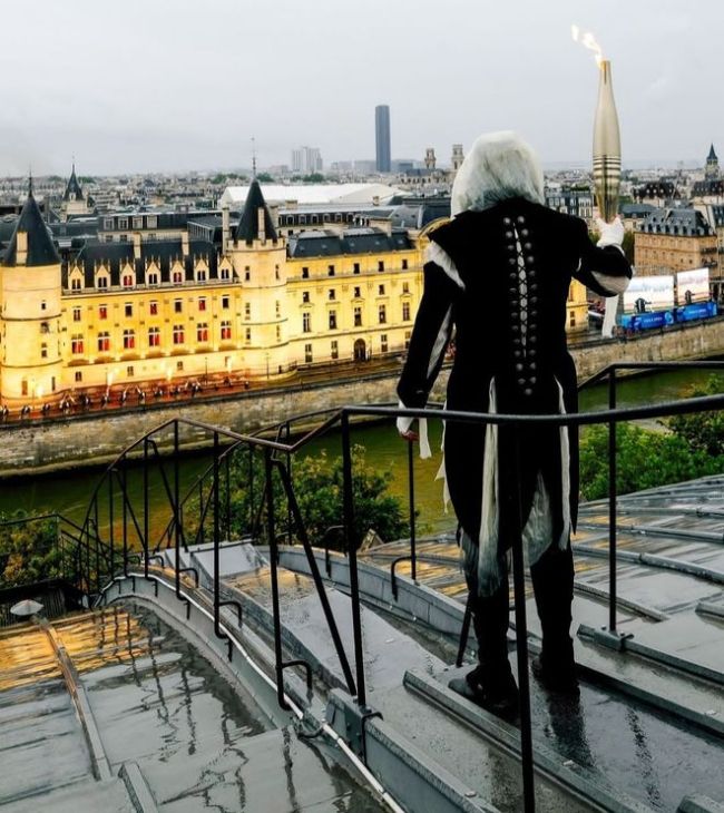 蒙面奥运火炬手曾爬过巴黎圣母院