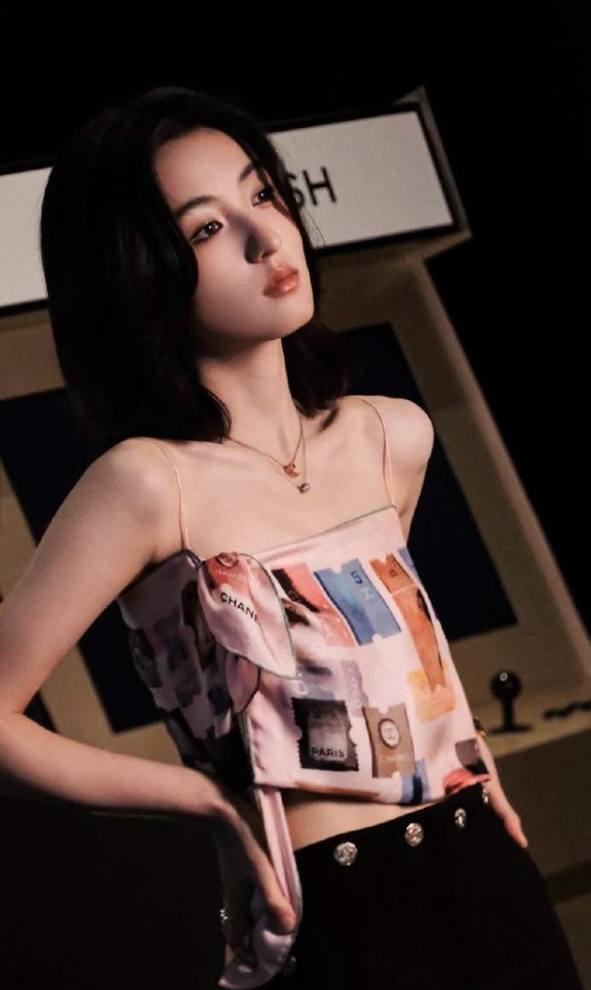 张子枫香奈儿写真一整个时尚气息拉满！