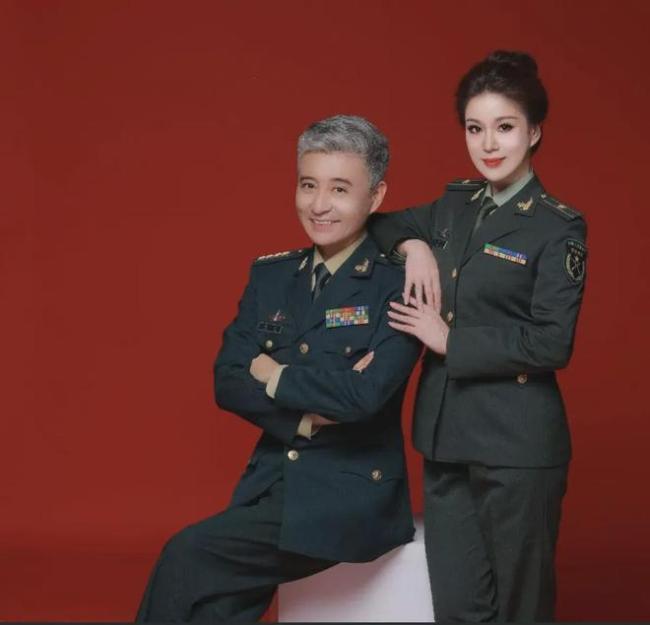 49岁周炜与妻子穿军装拍写真 共庆建军节，英姿不减当年