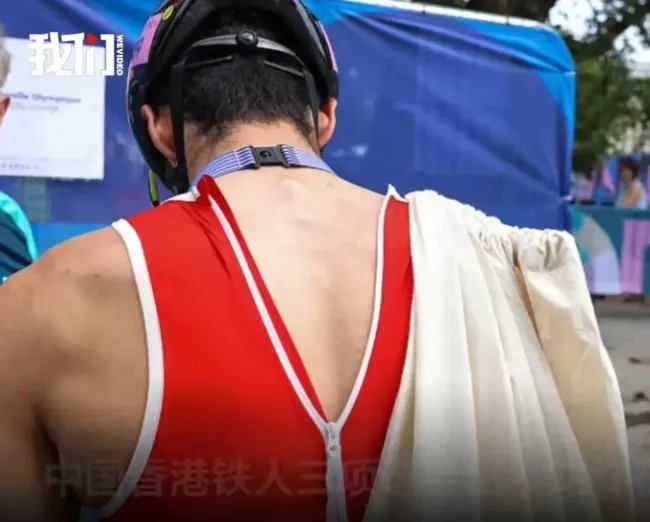 中国香港选手被对手扯烂衣服退赛 奥运梦碎两分钟