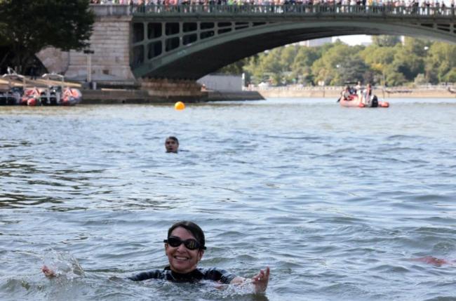 铁人三项选手游完塞纳河呕吐不止 水质问题引担忧