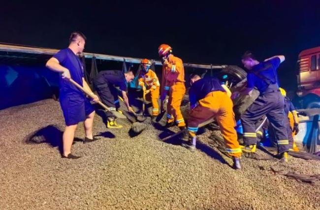 与货车发生事故后轿车被砂石埋压 北京消防与时间赛跑成功将被困三人救出