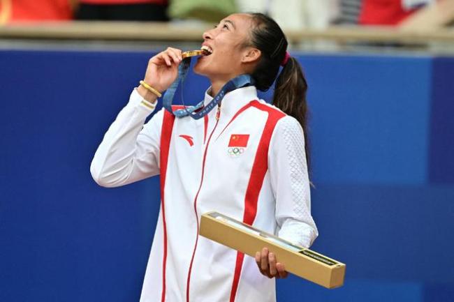 郑钦文退赛成全了5个人 中国网球奇迹突破